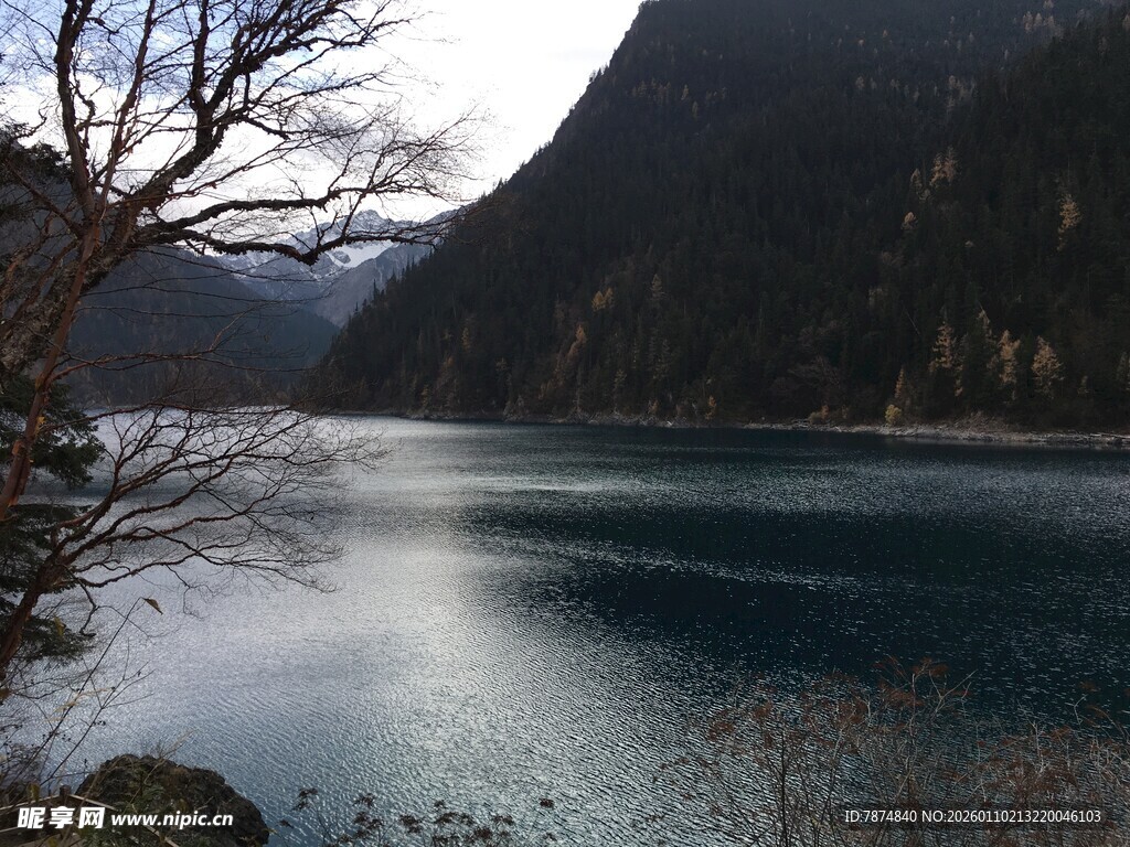 静谧山水间的蓝湖风光