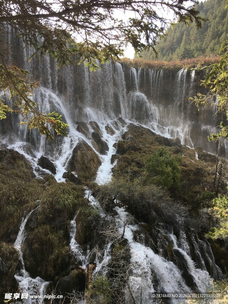 山间壮丽瀑布景观