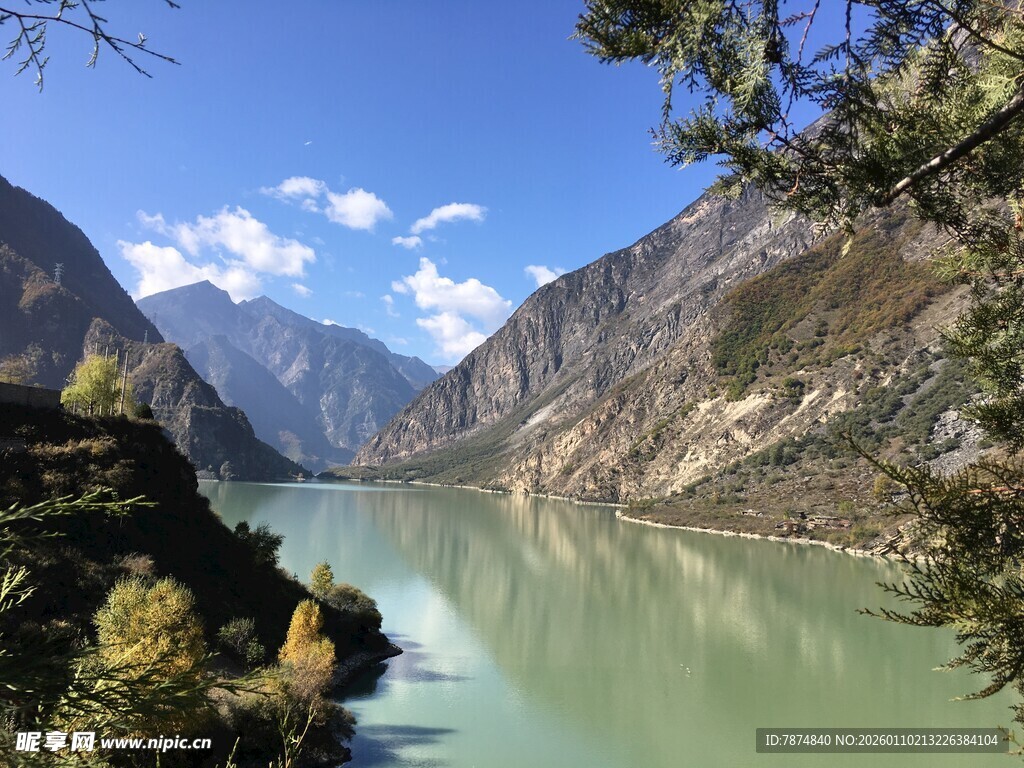 壮丽峡谷中的碧绿江水
