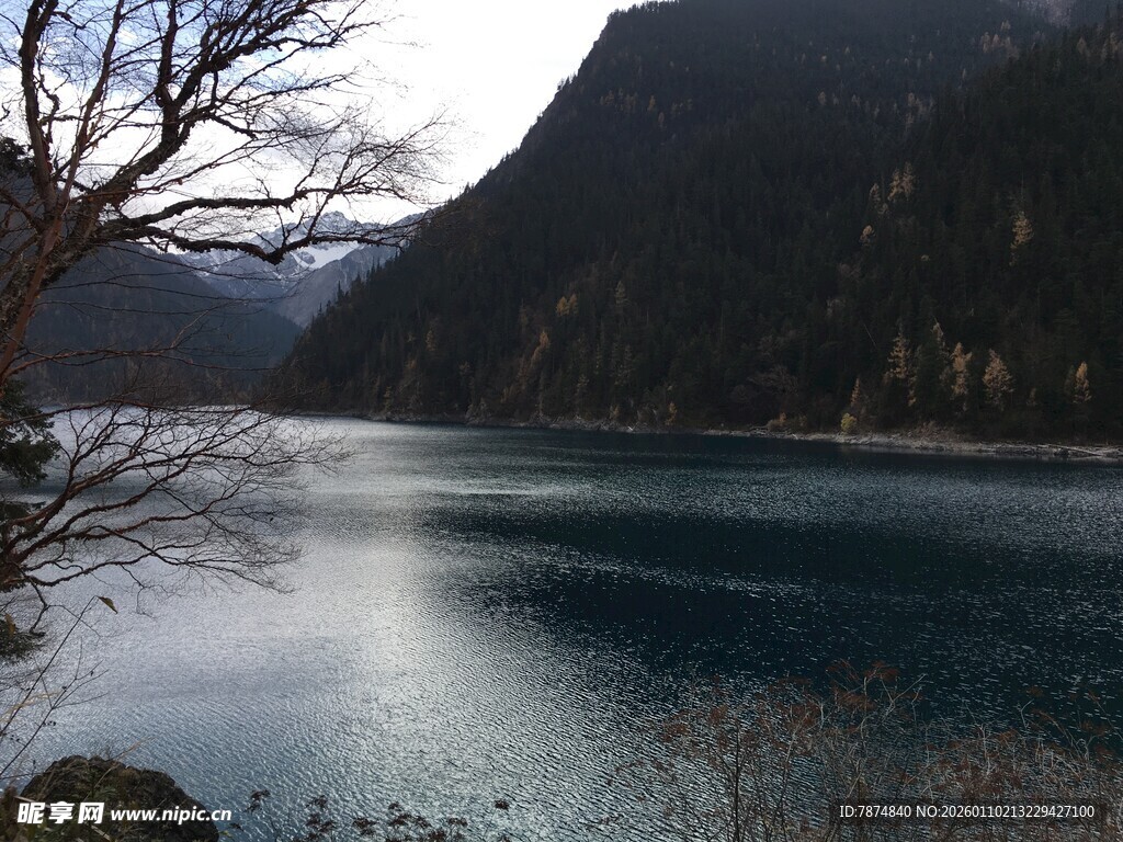 静谧湖景伴山景