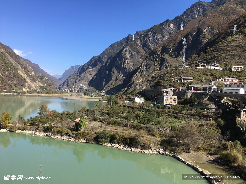 青山绿水间的美丽村落