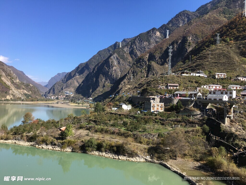 青山绿水间的美丽村落