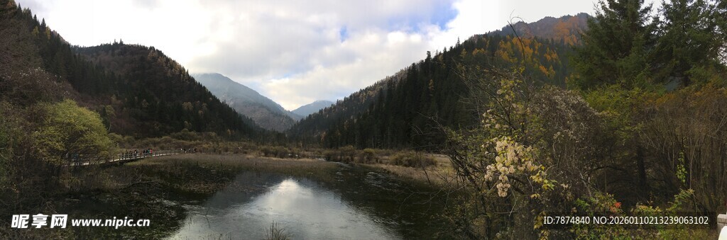 山间宁静河流风景