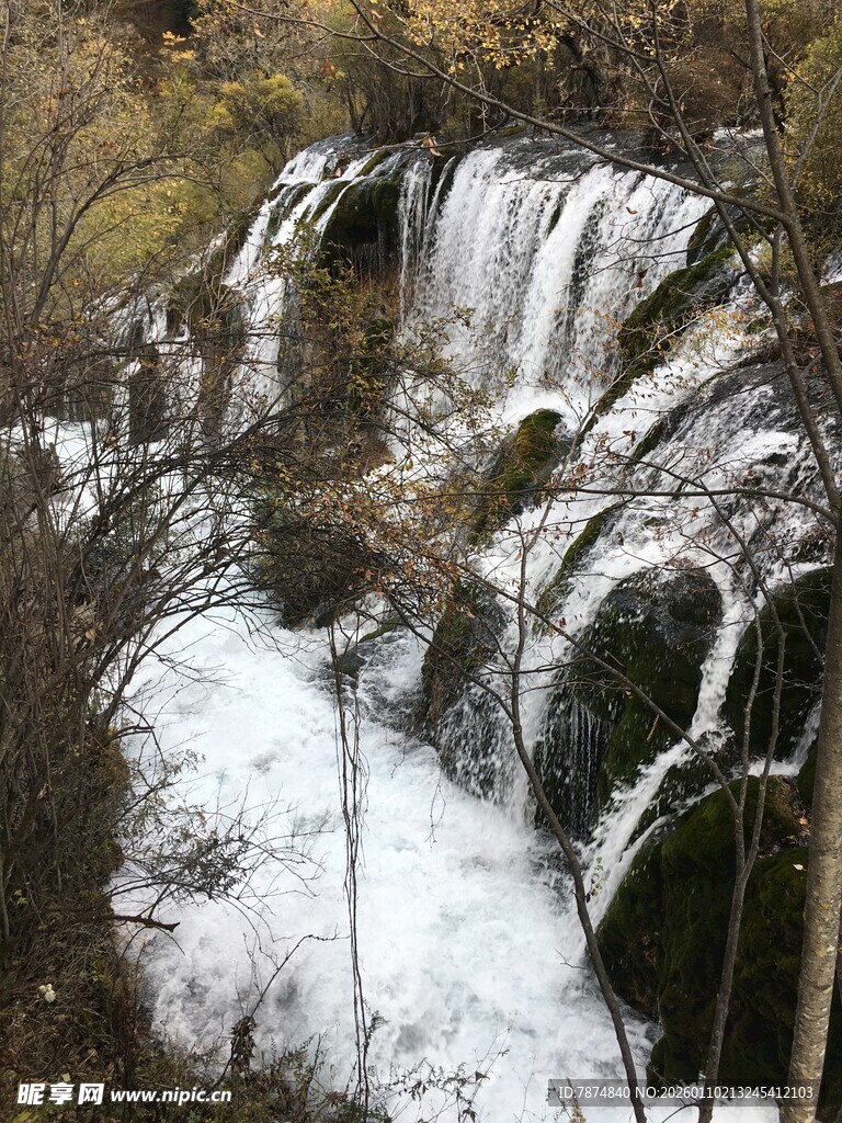 山间小瀑布景观