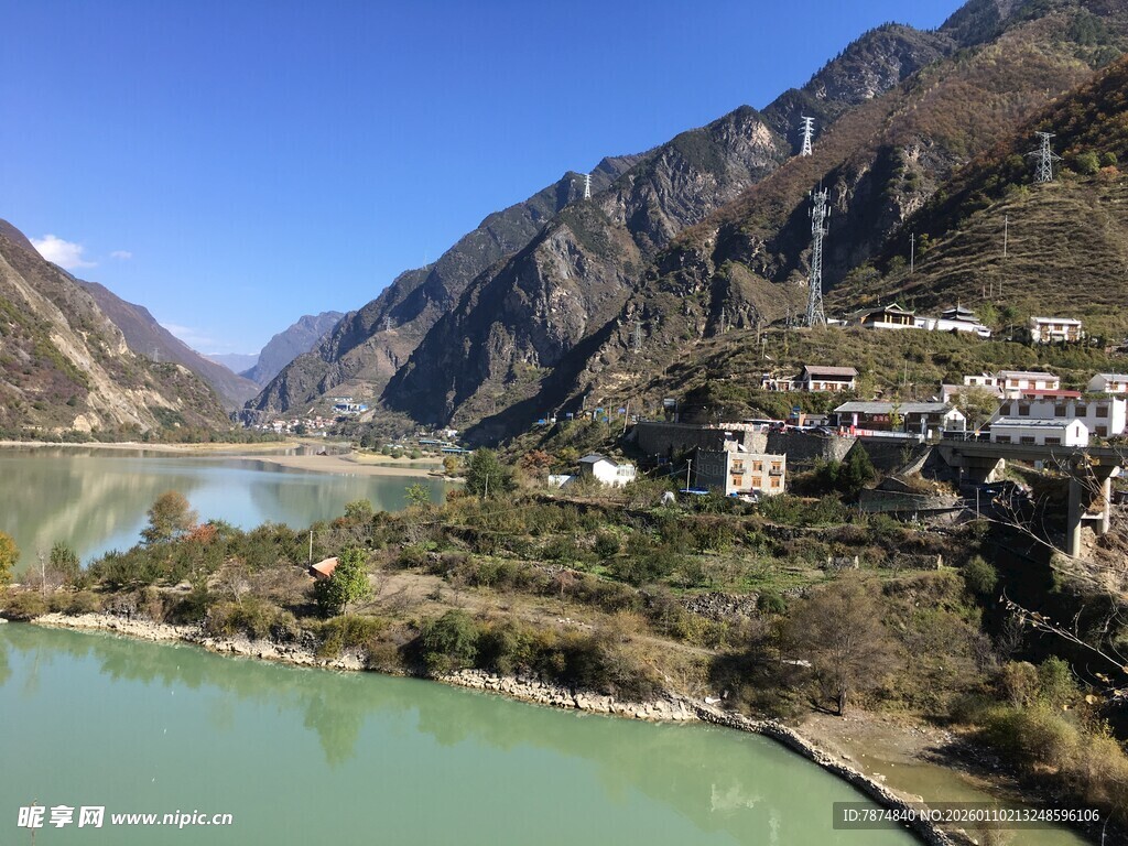 青山绿水间的美丽村落