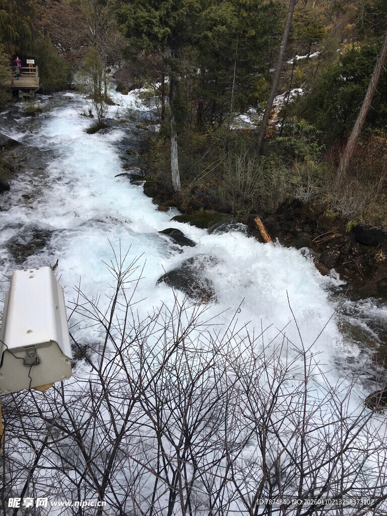 山间湍急溪流冬日景象
