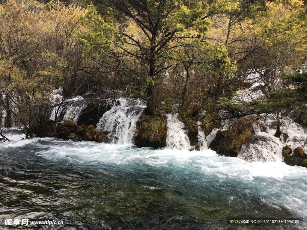 山间溪流瀑布自然美景