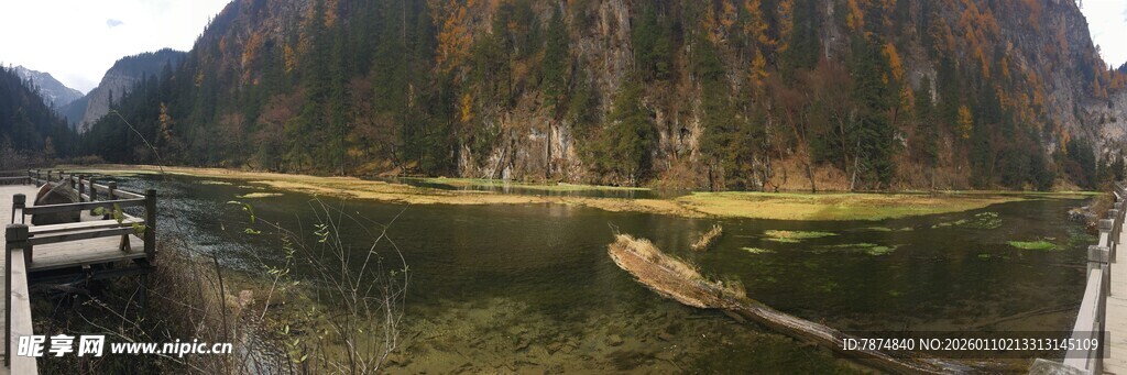 山水间的宁静小船景致
