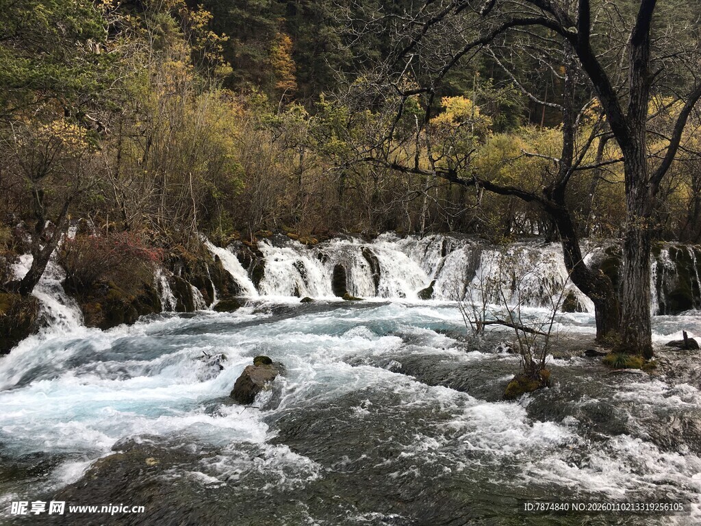 山间溪流瀑布自然美景