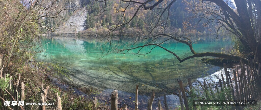 山间碧绿湖水美景