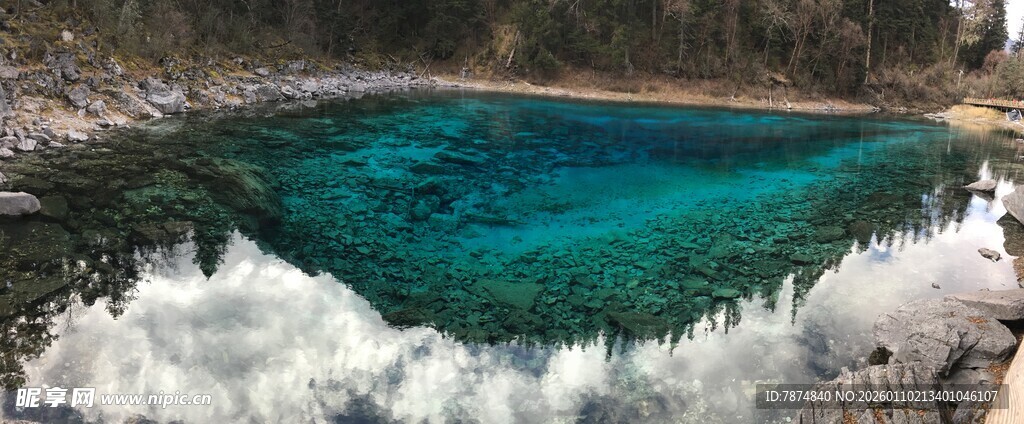 壮丽蓝湖瀑布景观