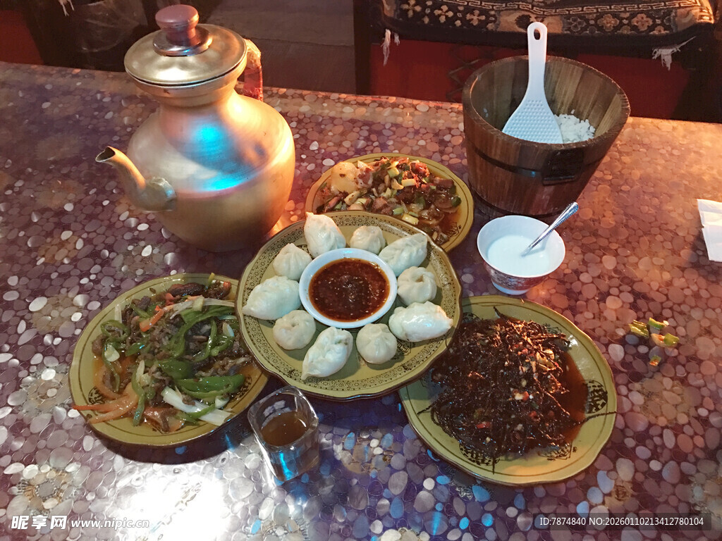 传统中式茶点与茶具组合