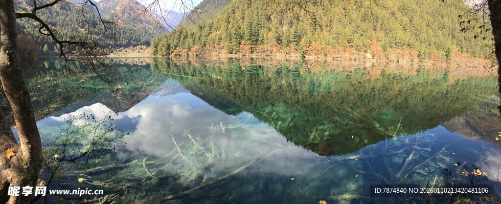 山水相映的静谧自然美景
