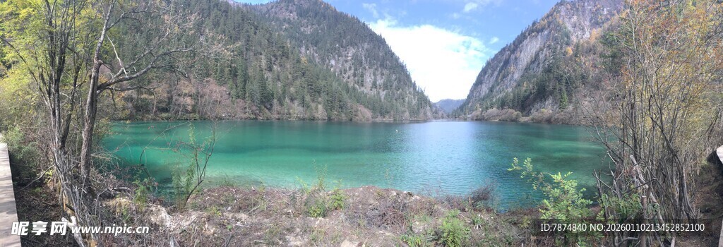 山间碧绿湖水美景