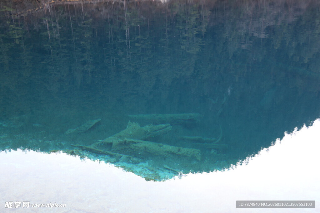 清澈湖水倒映岸边景致