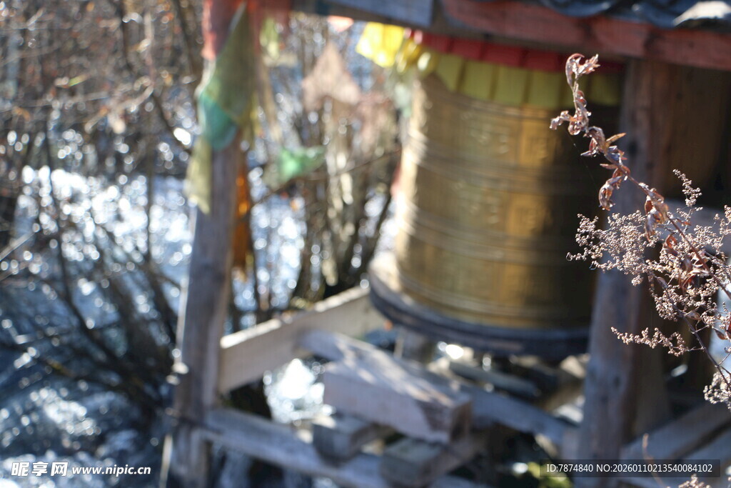 古老转经筒置于户外环境