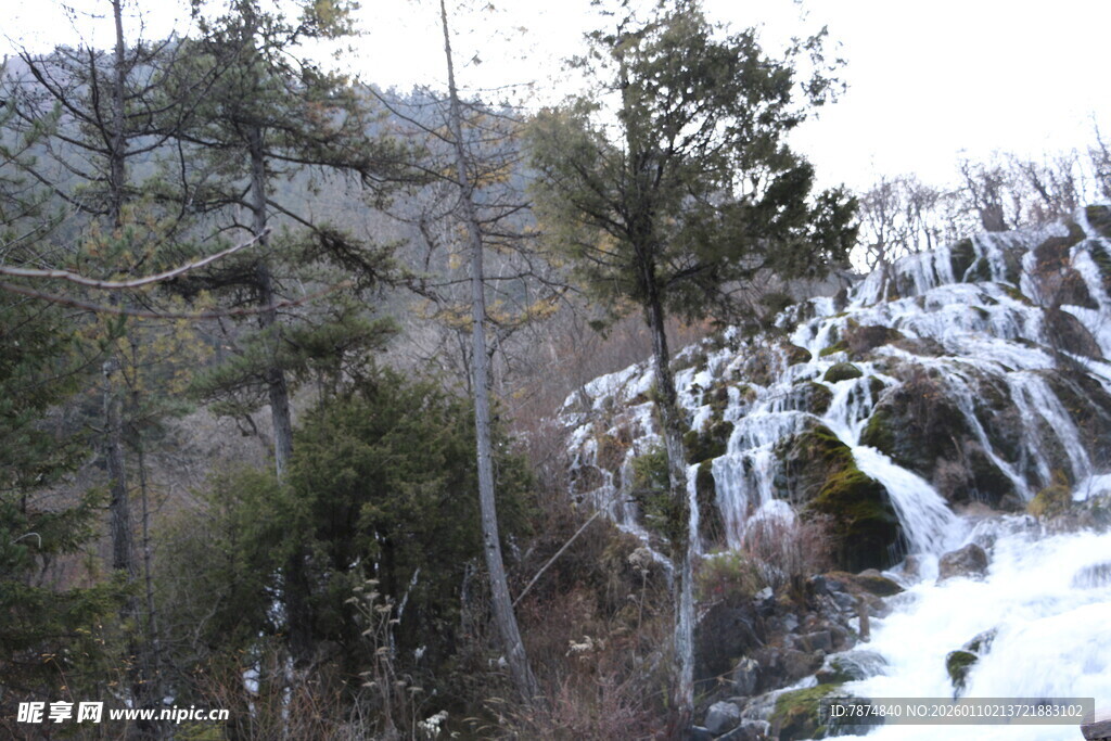 冬日山林瀑布雪景