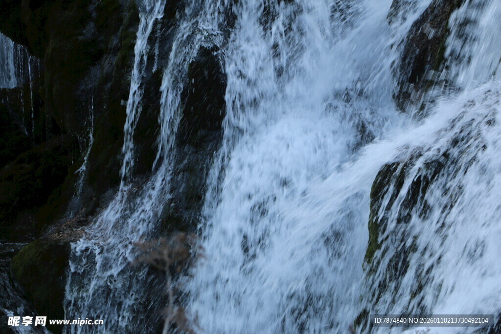 山间瀑布水流倾泻而下