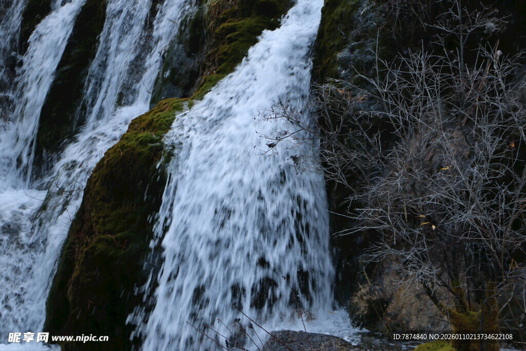 山间瀑布水流倾泻而下