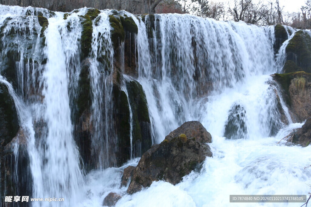 冬日壮观瀑布水流倾泻