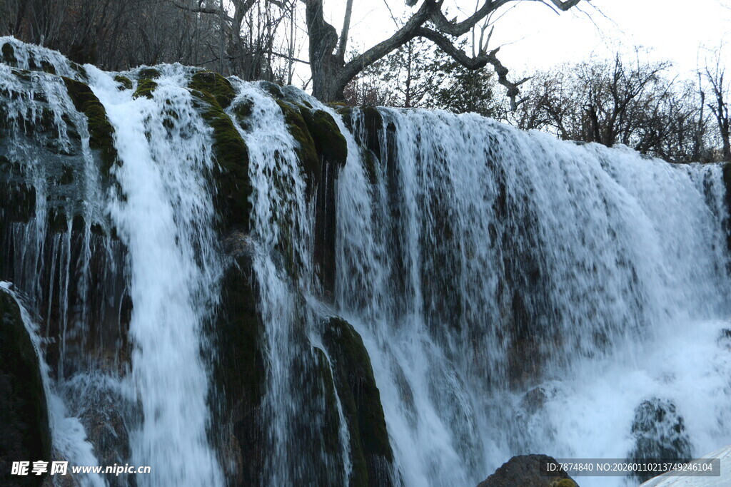 冬日冰雪覆盖的壮观瀑布