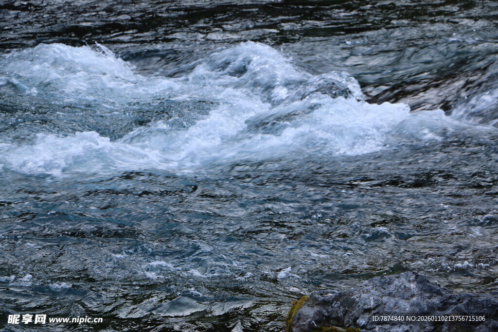 山间溪流涌动的白色浪花