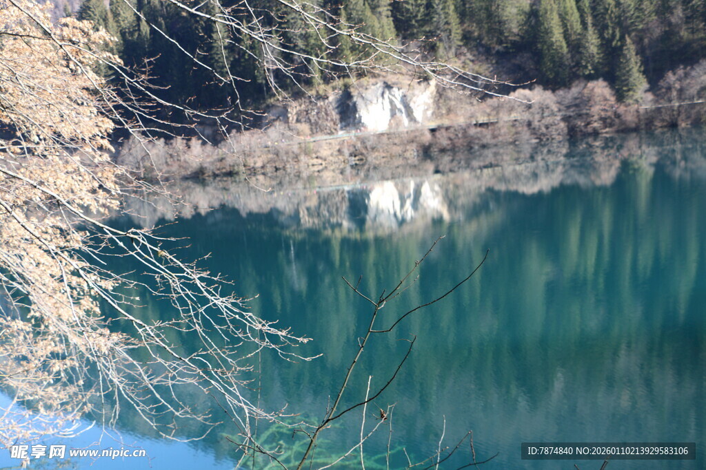 宁静湖水旁的山间小屋