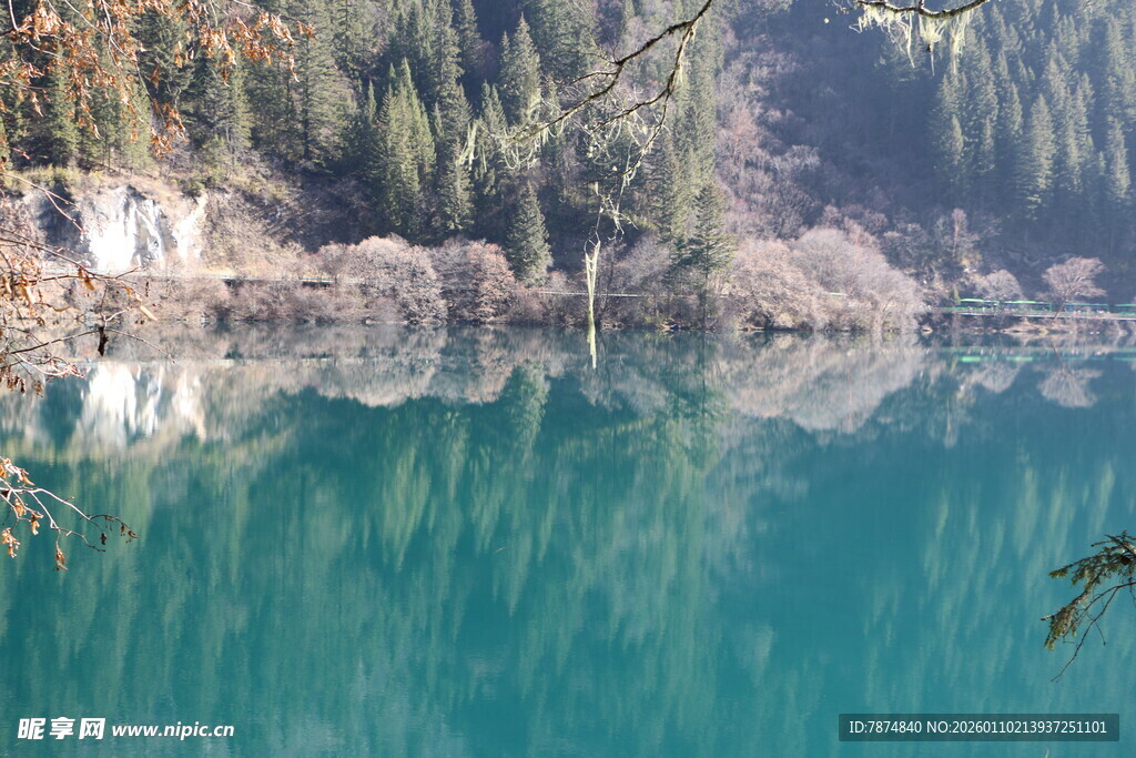 静谧蓝湖映山林