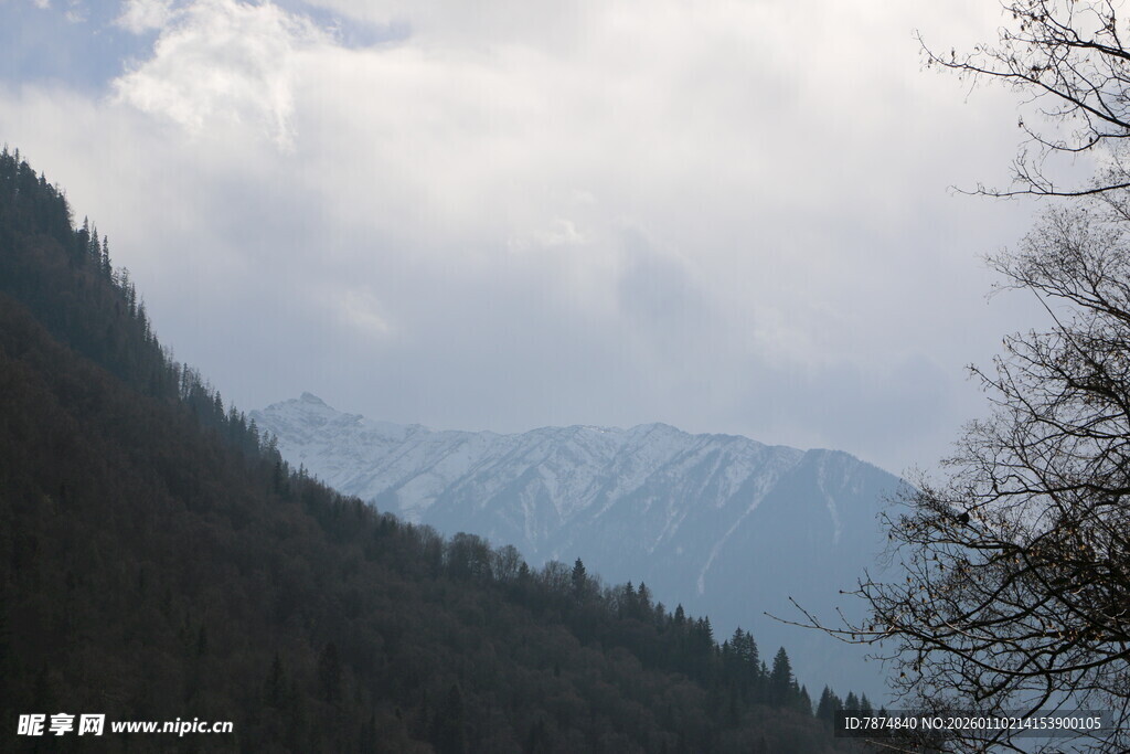 山间云雾缭绕的壮丽景色