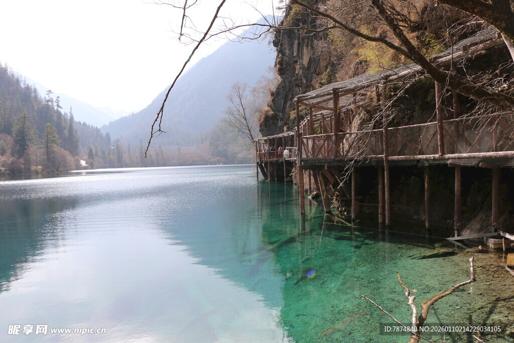 山间碧绿湖水与栈桥美景