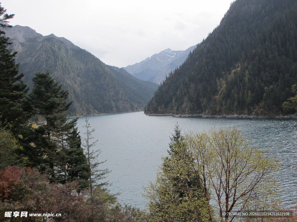 山间静谧湖泊秀丽风光