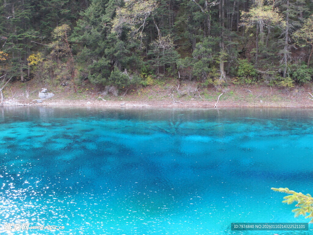 梦幻蓝湖 山林环绕之景