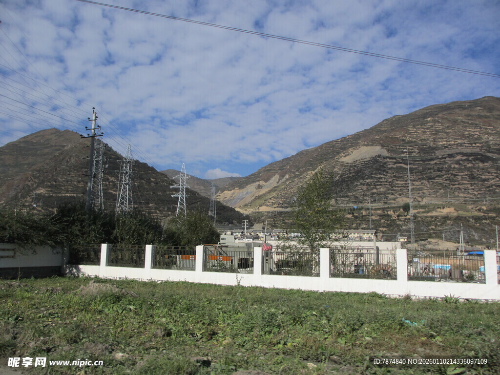 乡村田野与远山风景