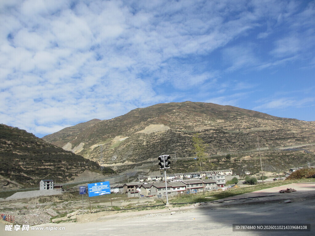 山间公路旁的开阔景致