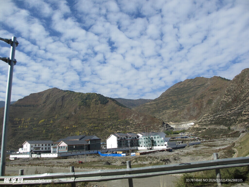 山间建筑与公路风景