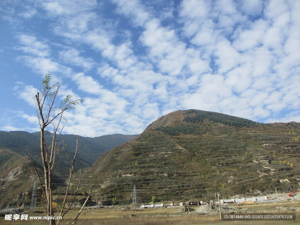 山间旷野的蓝天白云美景