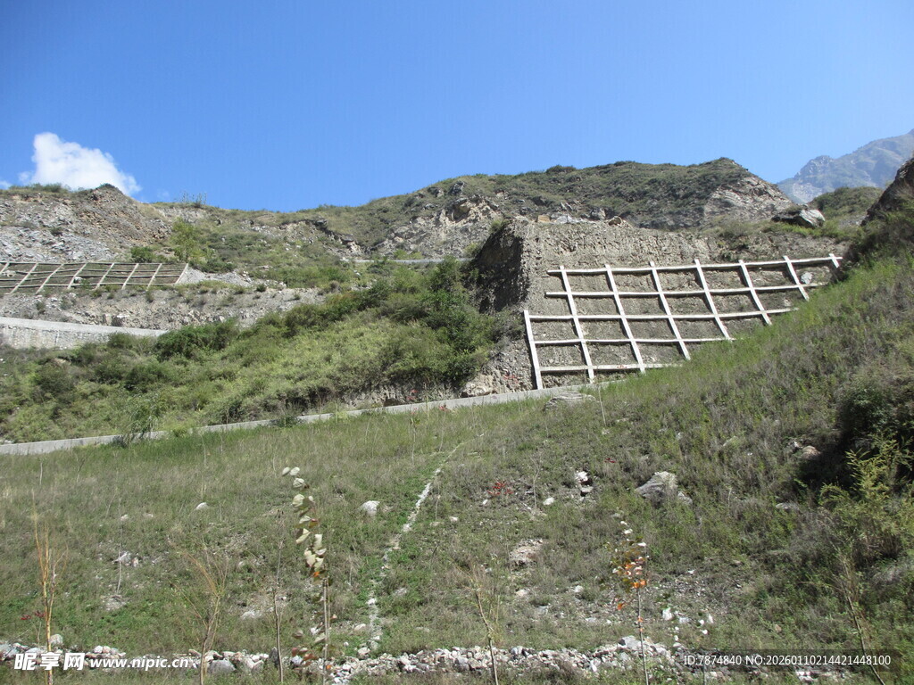 山坡上的石砌结构景观