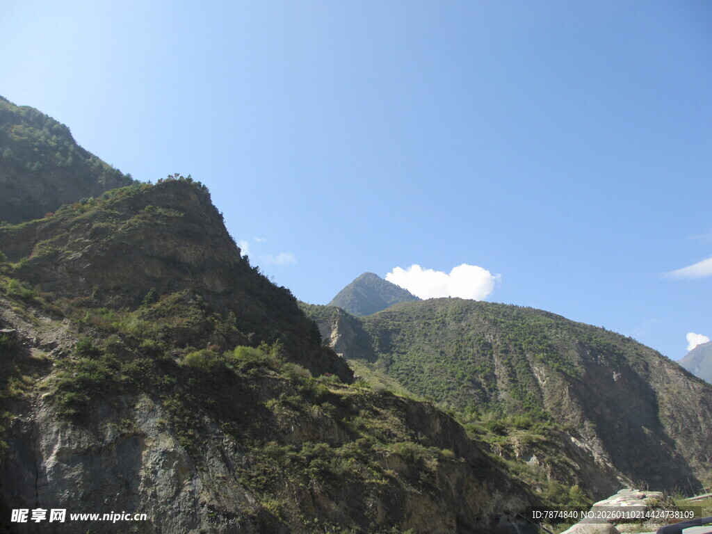 壮丽山景 蓝天白云下的巍峨