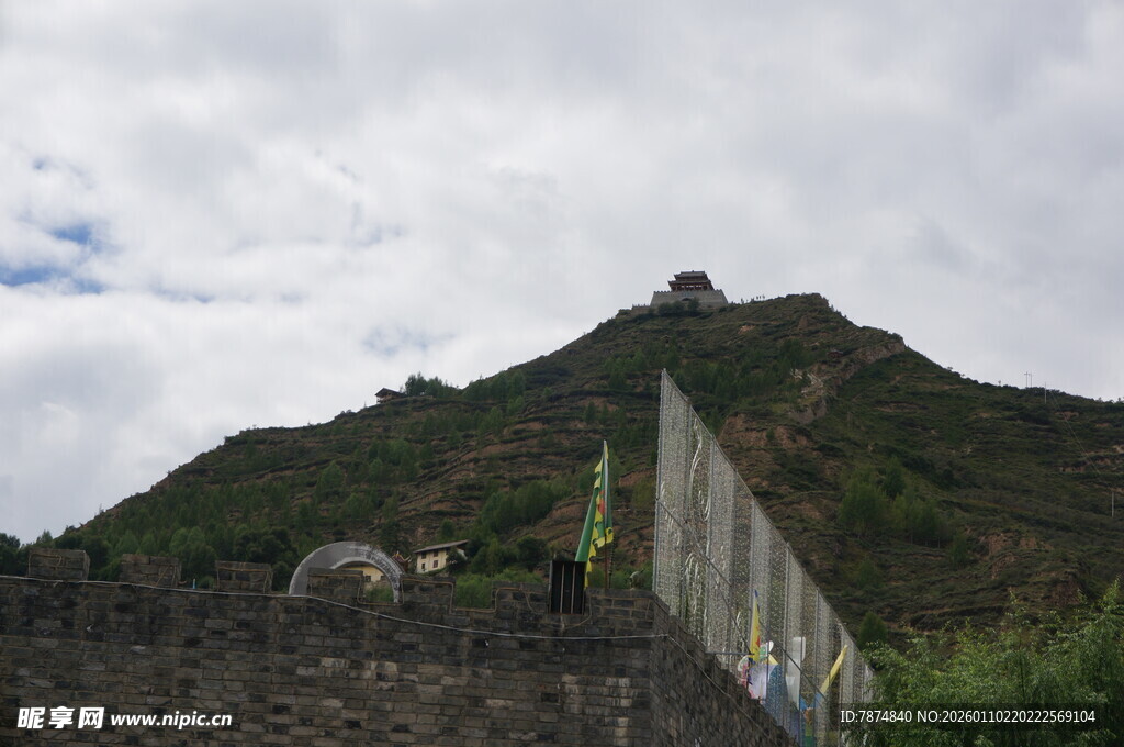 山峦上的古老城墙景观