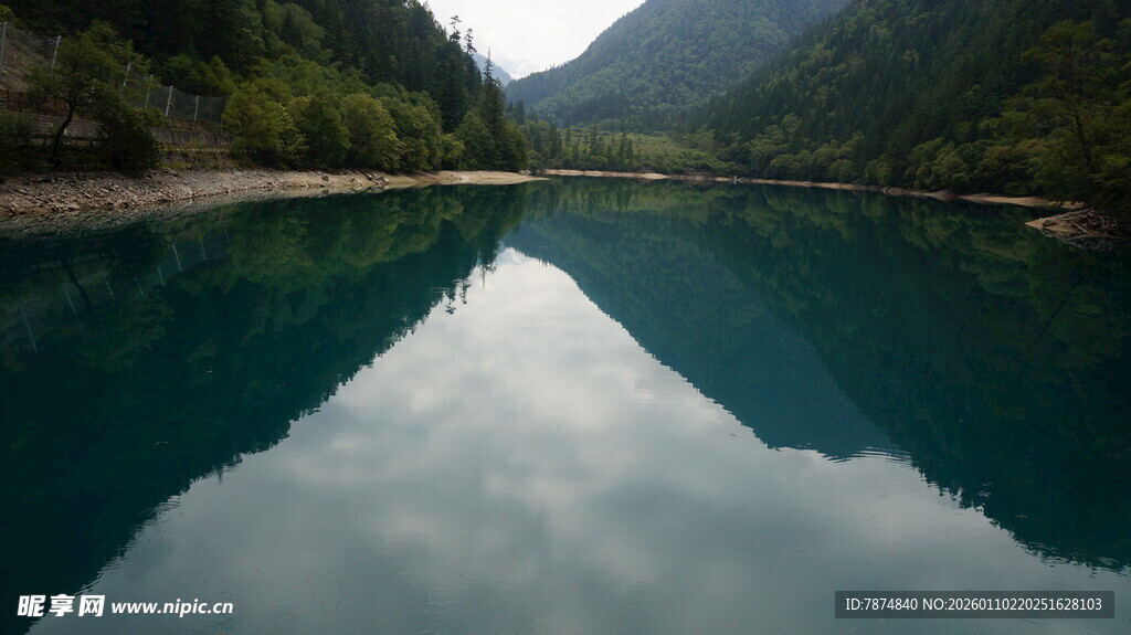 青山环抱的静谧碧绿湖水
