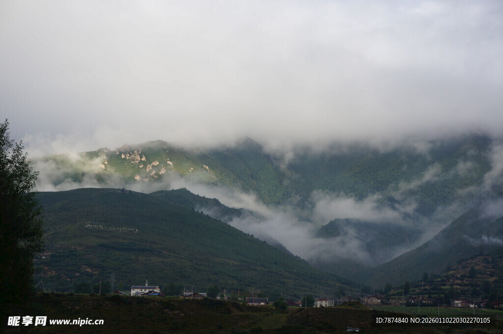 云雾缭绕的壮美山峦