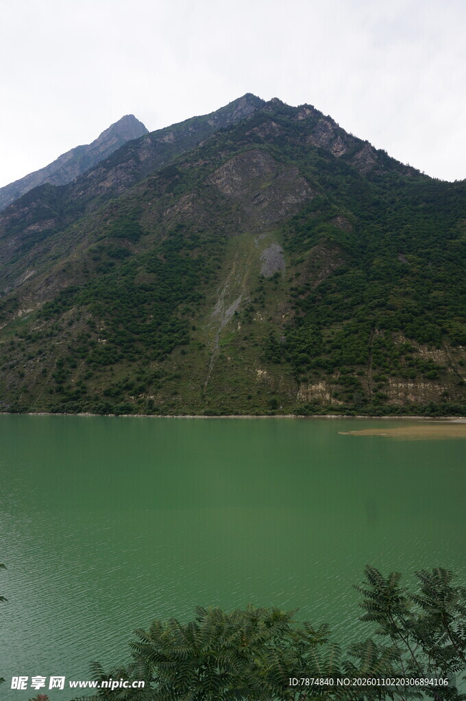 青山绿水间的秀丽湖景