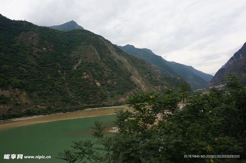 青山绿水间的秀丽江景