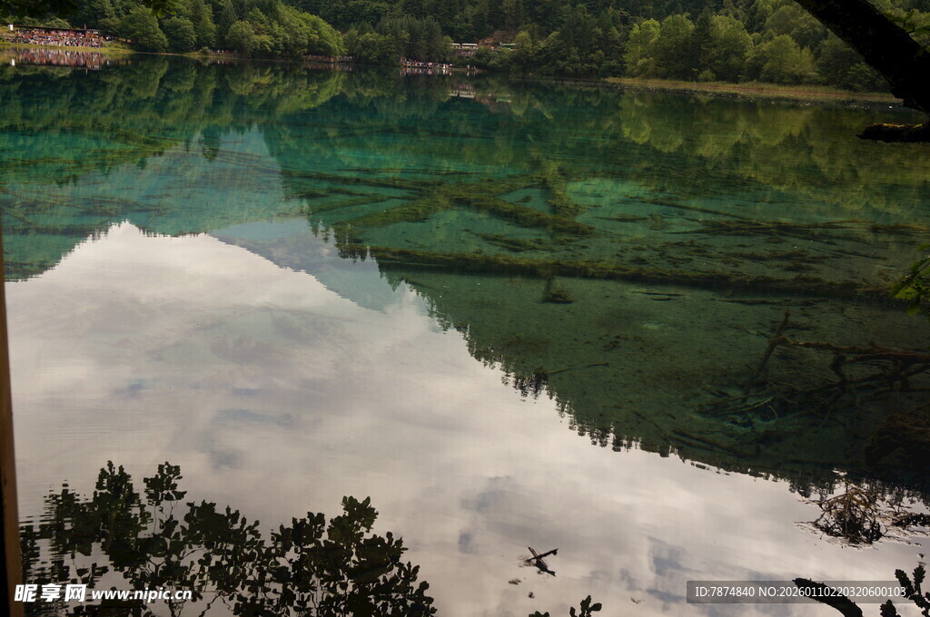 清澈湖水倒映蓝天白云