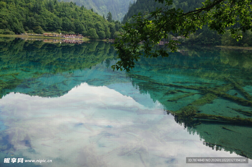 清澈湖景倒映山林白云