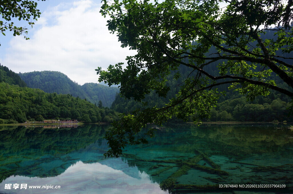 青山绿水间的澄澈湖景