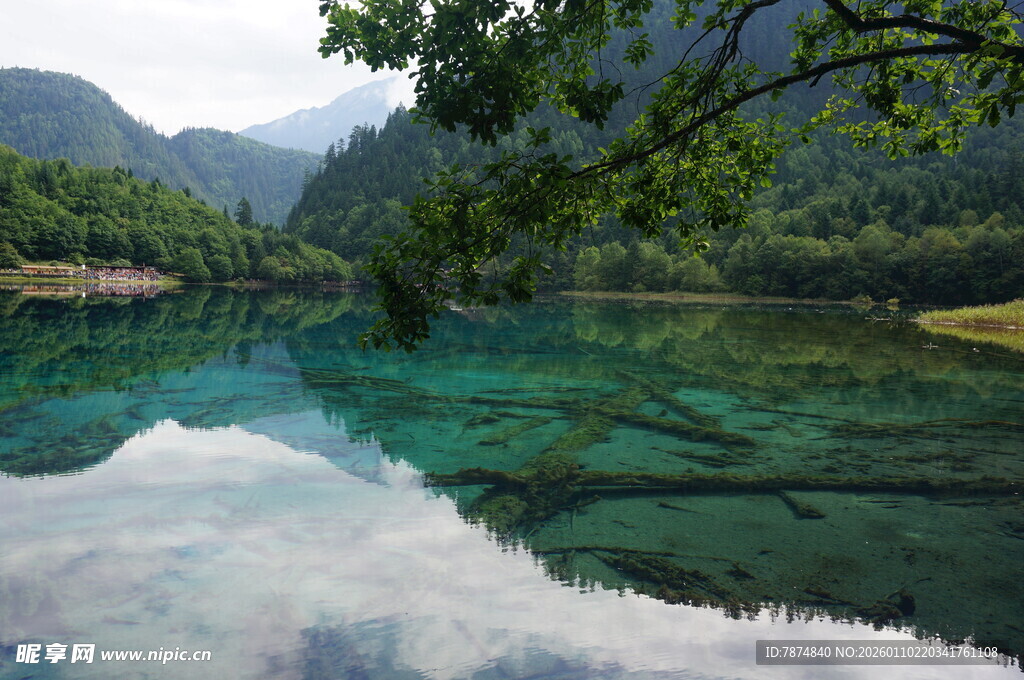 清澈碧绿的山间幽美湖泊