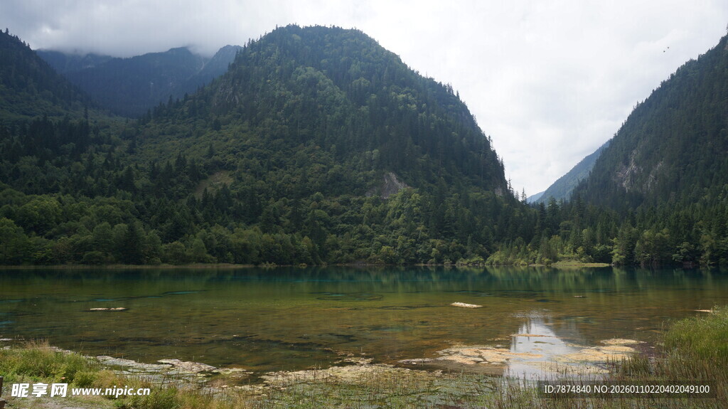 山间绿水环绕的秀丽景致