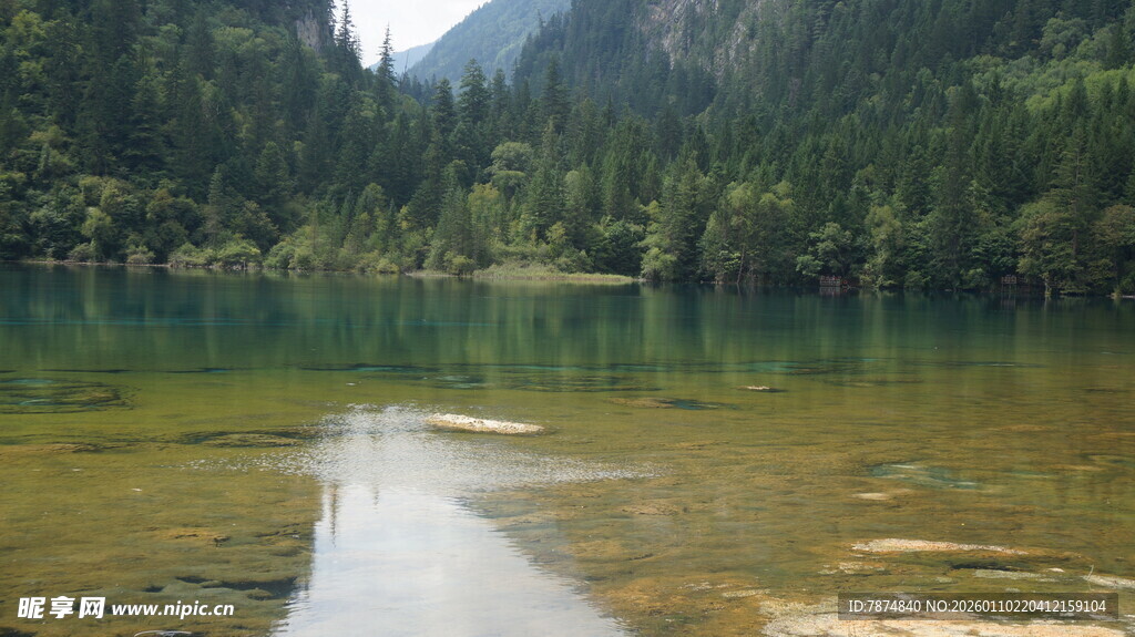 山间清澈湖泊美景