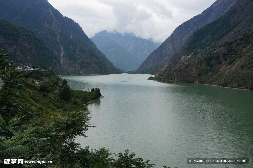 壮丽山水间的宁静湖泊